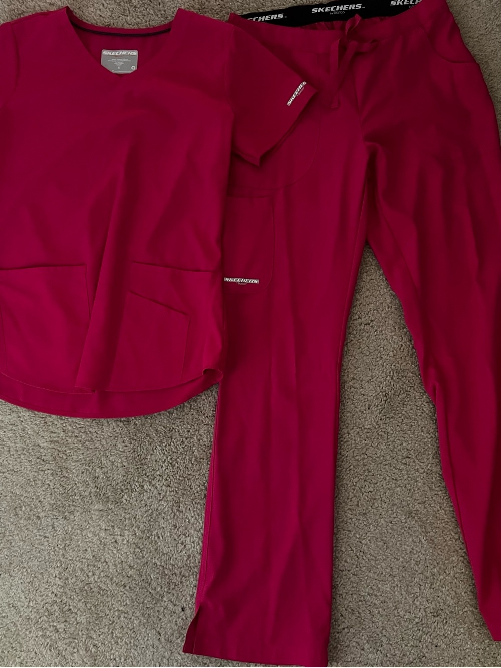 Like new womens small Sketchers by barco scrub set!
